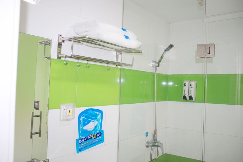 7Days Inn Wuhan Huazhong Science And Technology University Guanggu Square Exterior foto