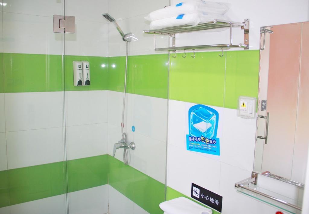 7Days Inn Wuhan Huazhong Science And Technology University Guanggu Square Exterior foto